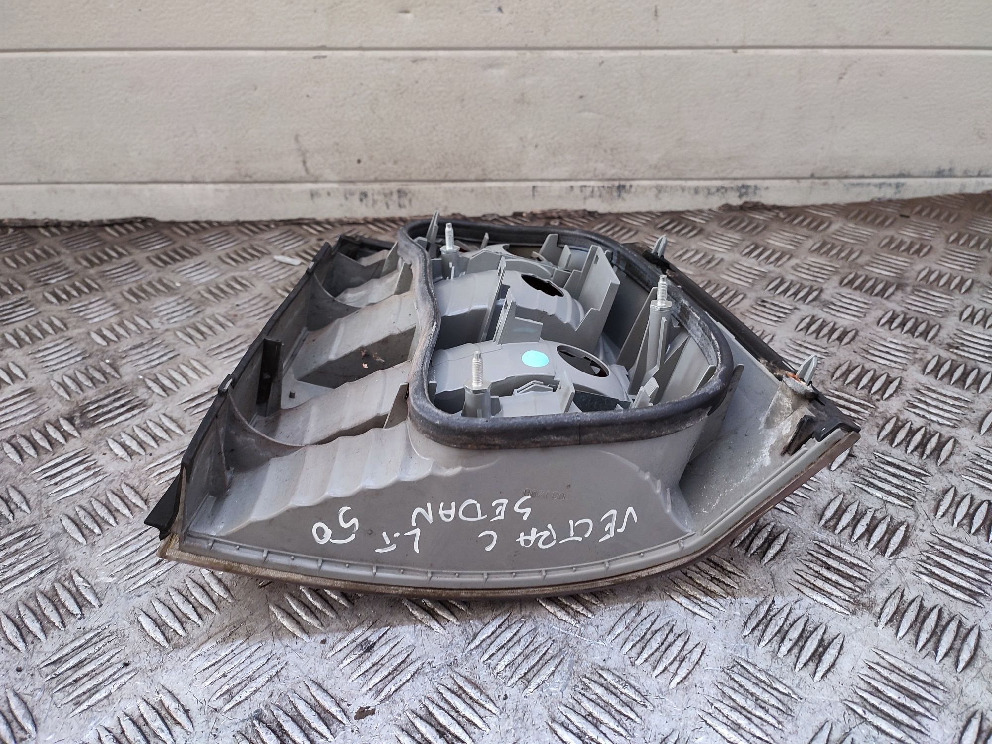 Opel Vectra C sedan lampa lewa lewy tył tylna