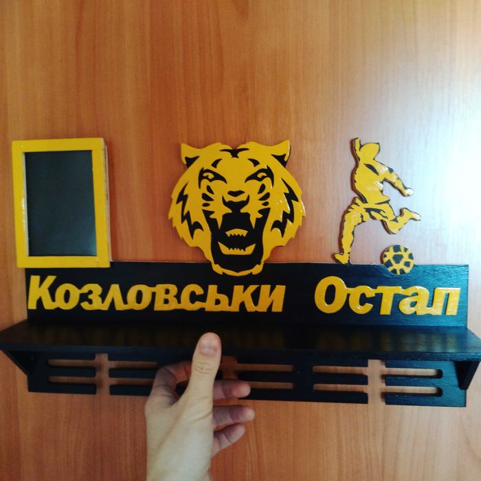 Медальница. Любой спорт Вешалка для медалей. Полка для кубков