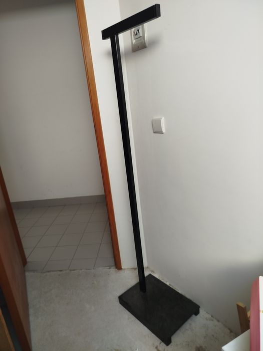 Gancho preto em metal com base