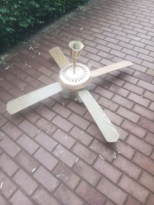 Sprzedam lampę z wiatrakiem