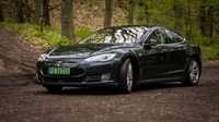 Tesla model S . 388 KM