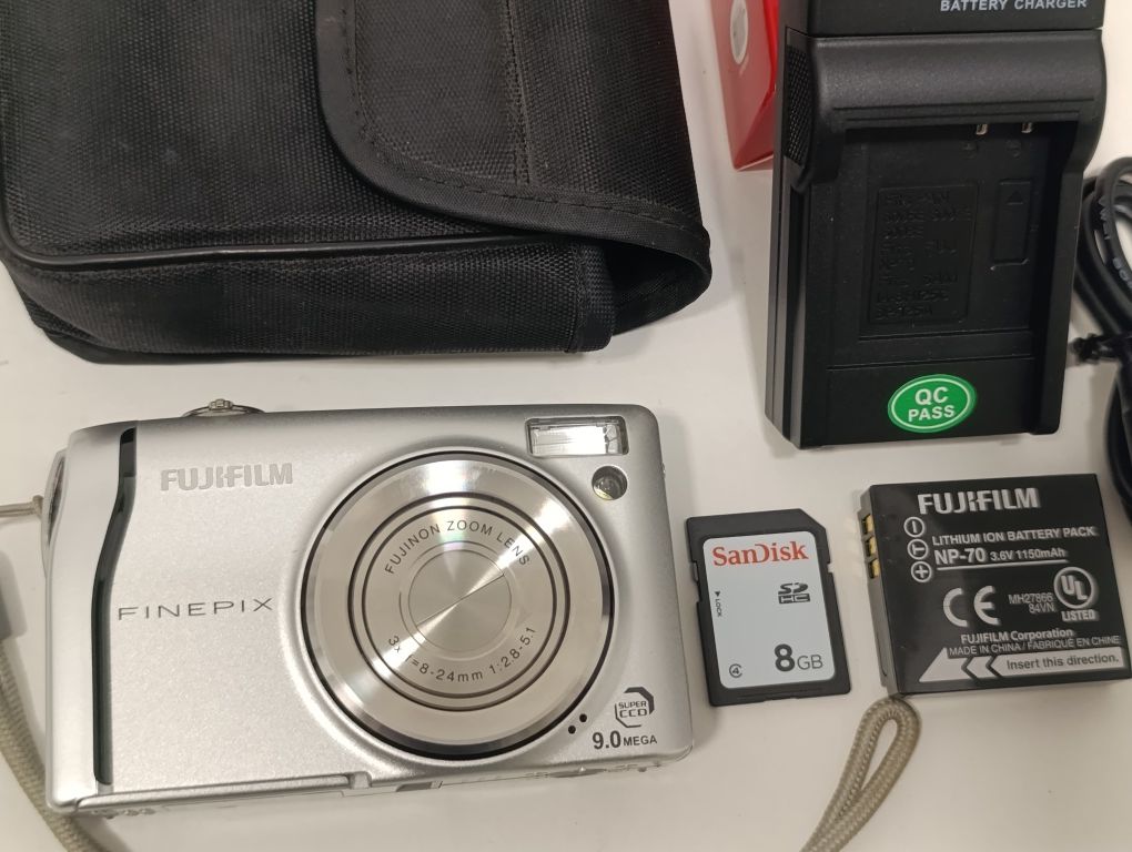 Aparat cyfrowy FUJIFILM F47fd F47 9mp KLASYK vintage retro SUPER CCD