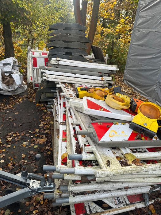Barierki , płotki, stopy , zabezpieczenie wykopu budowy