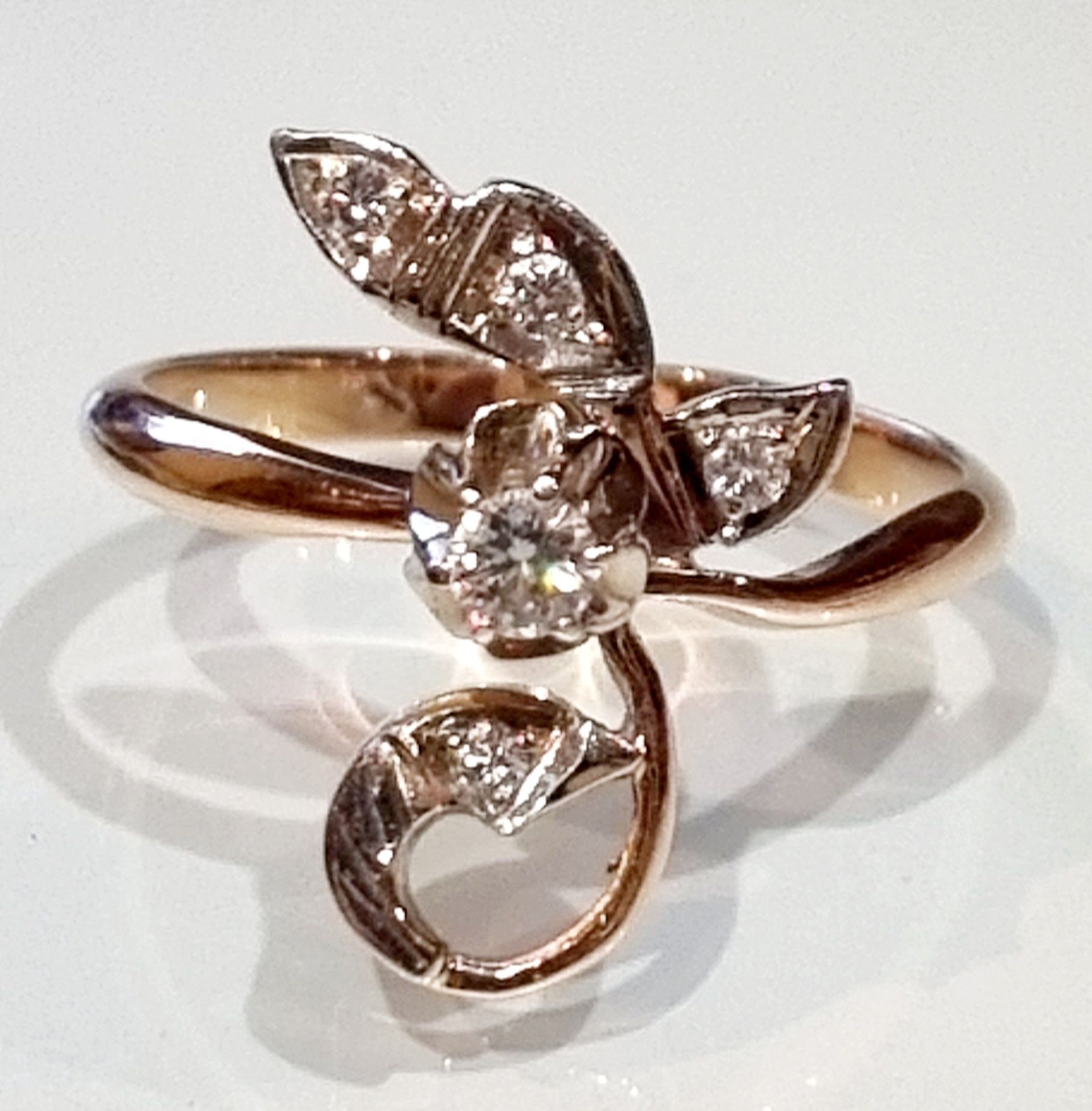 Золотое кольцо с бриллиантами. 4,73 грм
