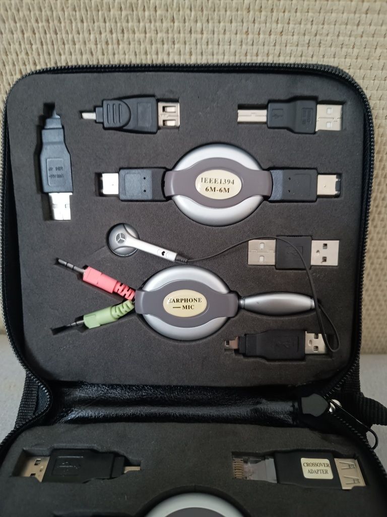 Zestaw przedłużek, adapterów USB, 15 sztuk w etui.