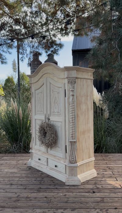 Rustykalna szafa , bogato zdobiona szafa