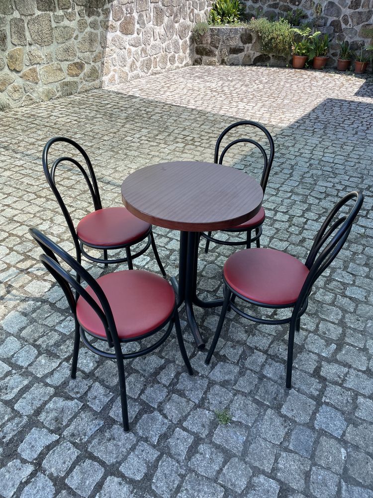 Conjunto mesa e cadeiras