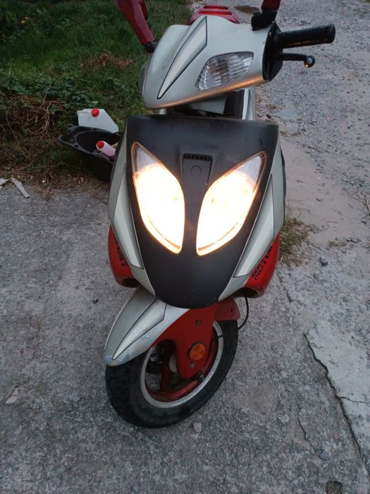 Продам скутер двух местный 2т