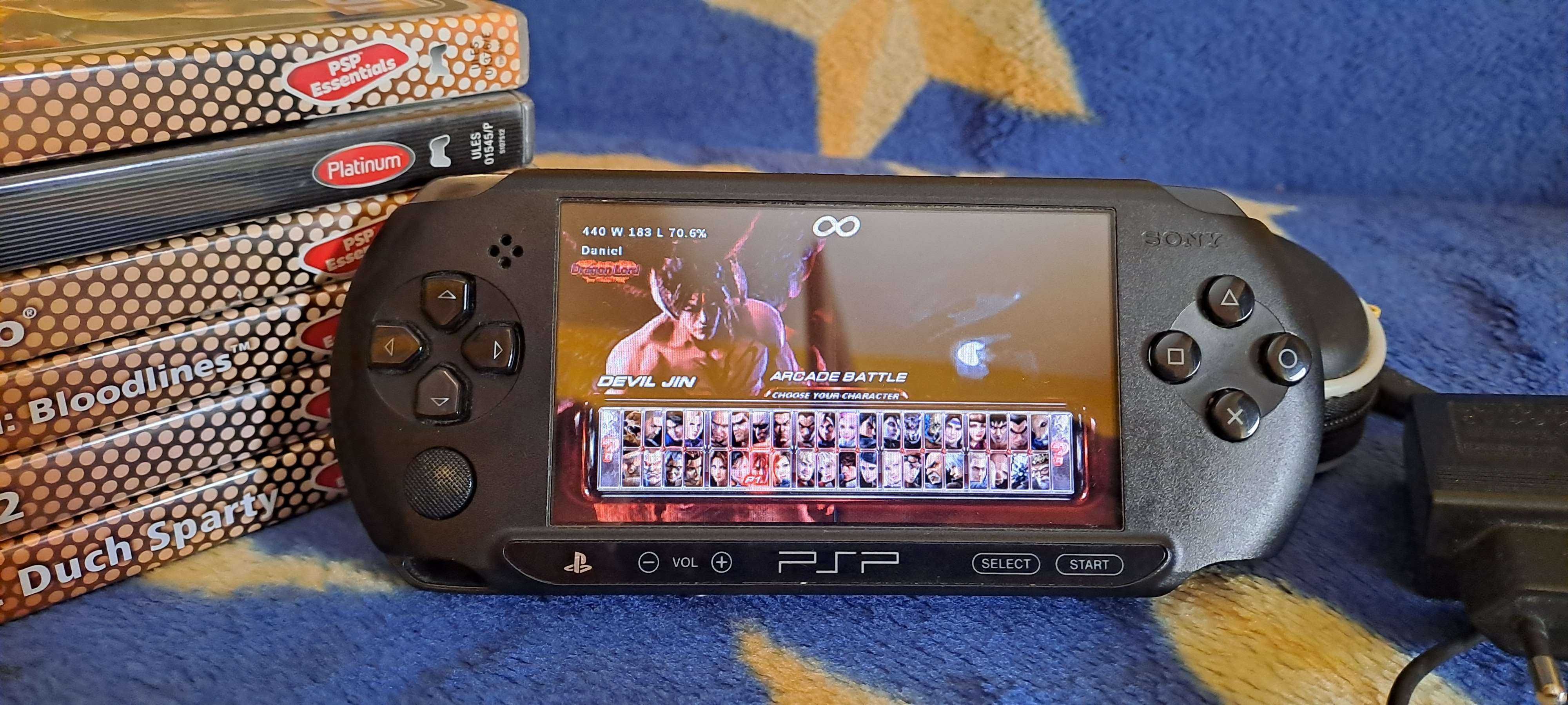 Zestaw - Konsola Sony PSP E1004 + 6 gier/ładowarka/etui/karta pamięci