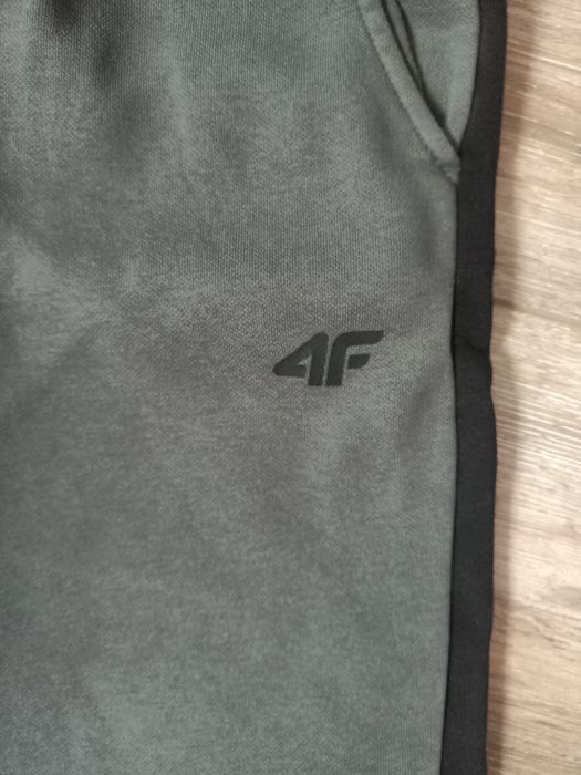 Ciemnozielony dres 4F