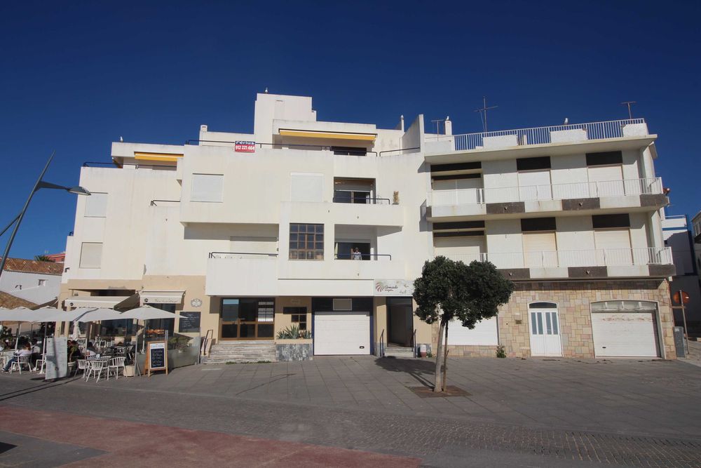 Armação de Pêra, T2 Frente á Praia dos Pescadores com Terraço Privado