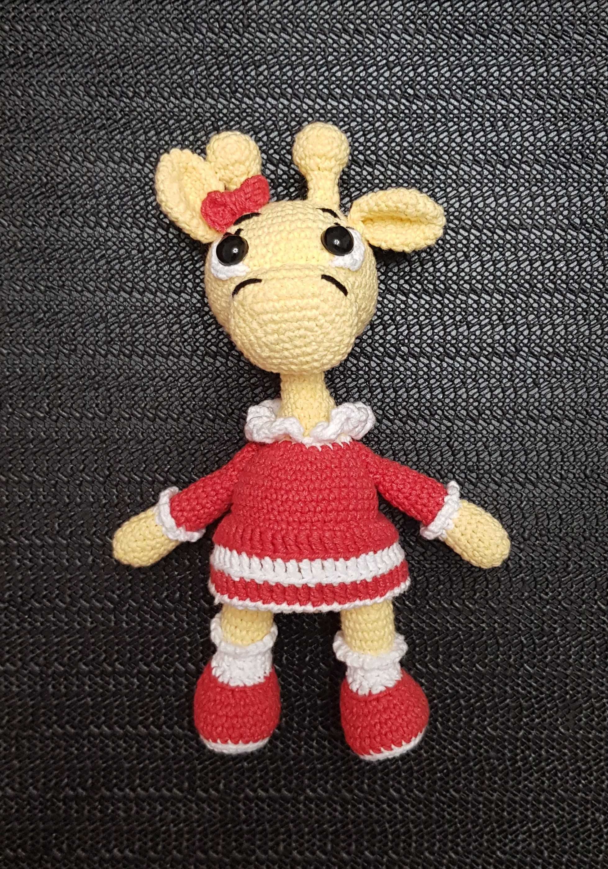 amigurumi żyrafa w sukience na szydełku 20 cm