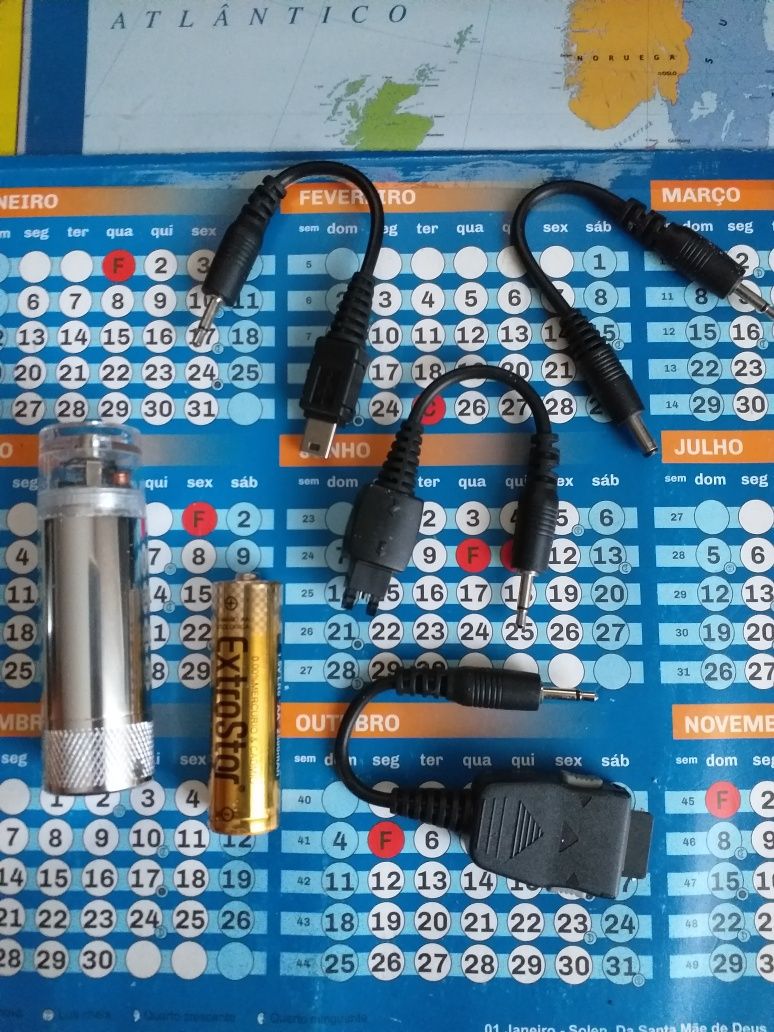 Carregador de telemóvel com pilha AA