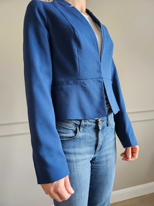 Elegancka, krótka granatowa marynarka ze stójką