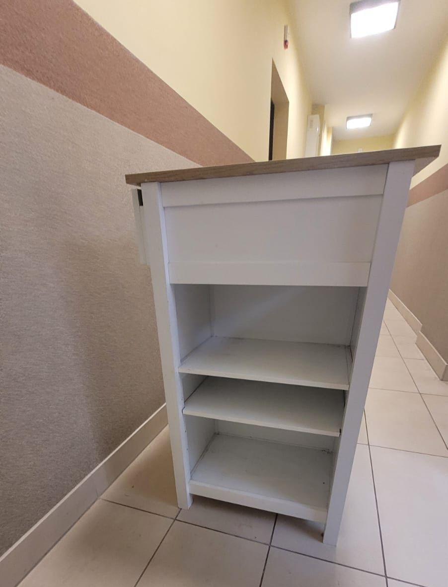 Białe biurko z blatem imitującym kolor drewna