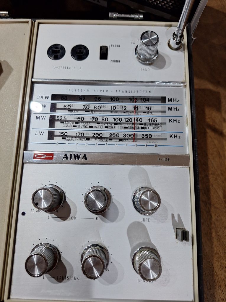 Rádio Gira Discos Stereo P-184 marca japonesa AIWA com mala portátil