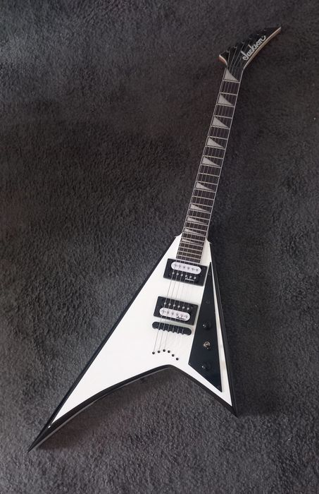Super preço! Guitarra Jackson JS32T Rhoads