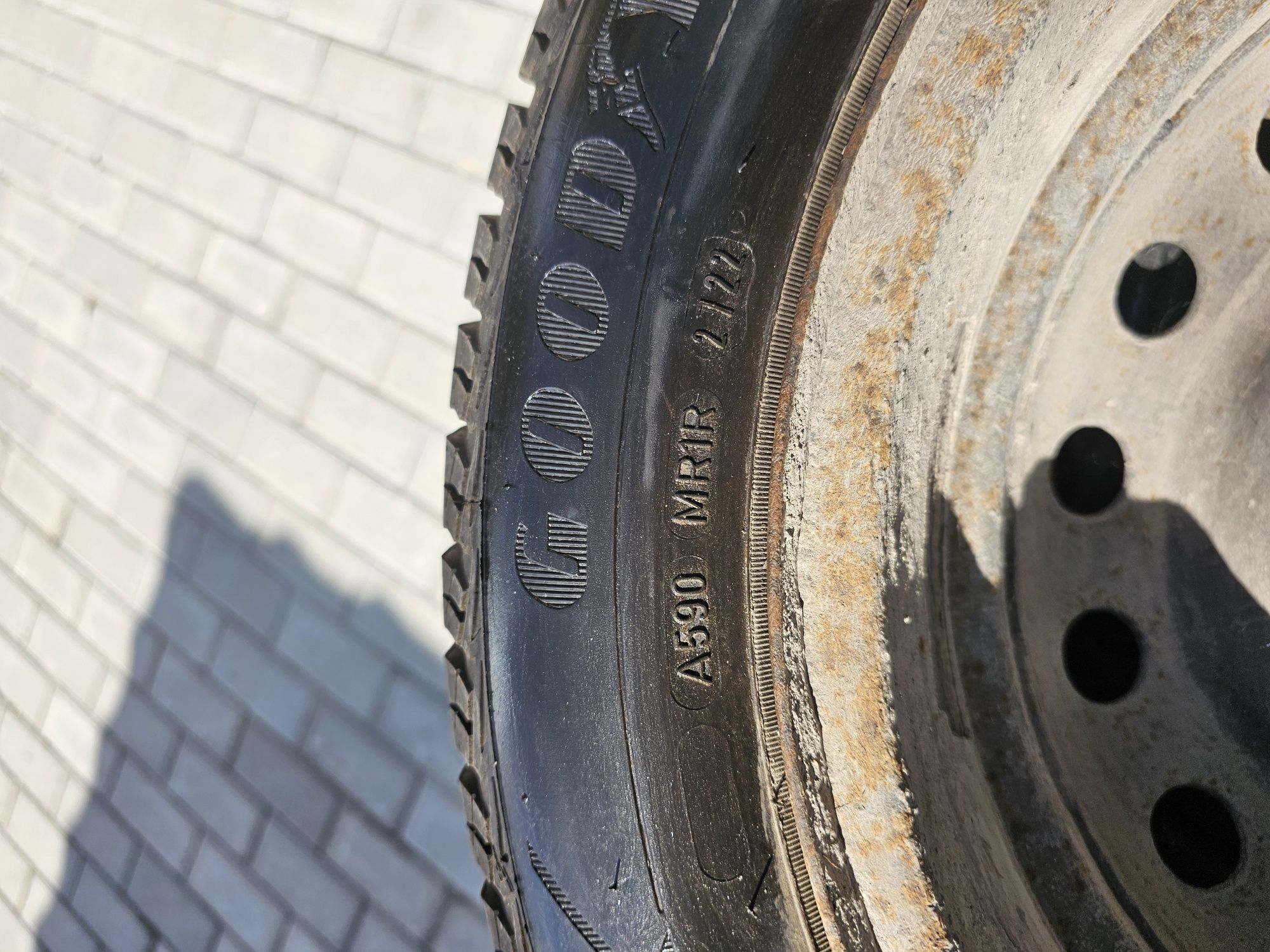 Opony zimowe Goodyear na stalowych felgach