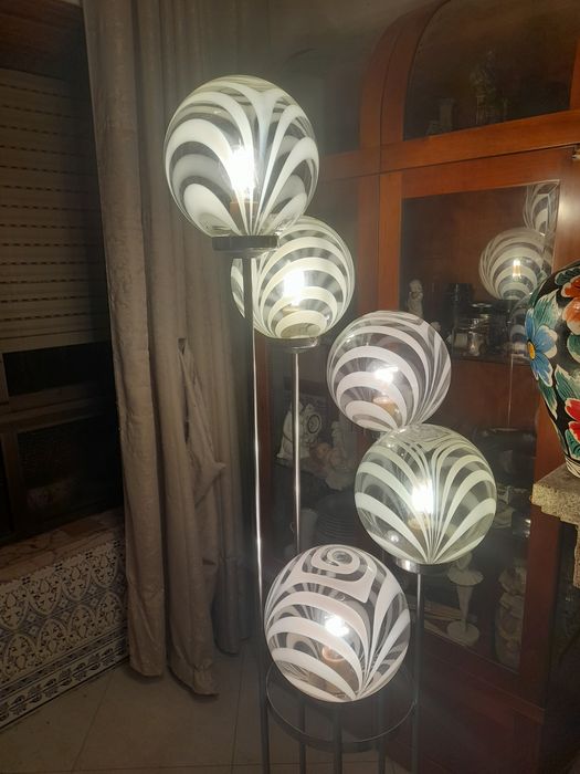 Candeeiro vintage de chão com cinco globos