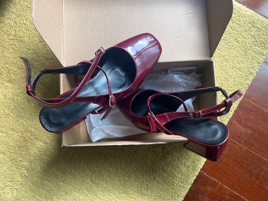 Sapatos em verniz estilo Mary Jane
