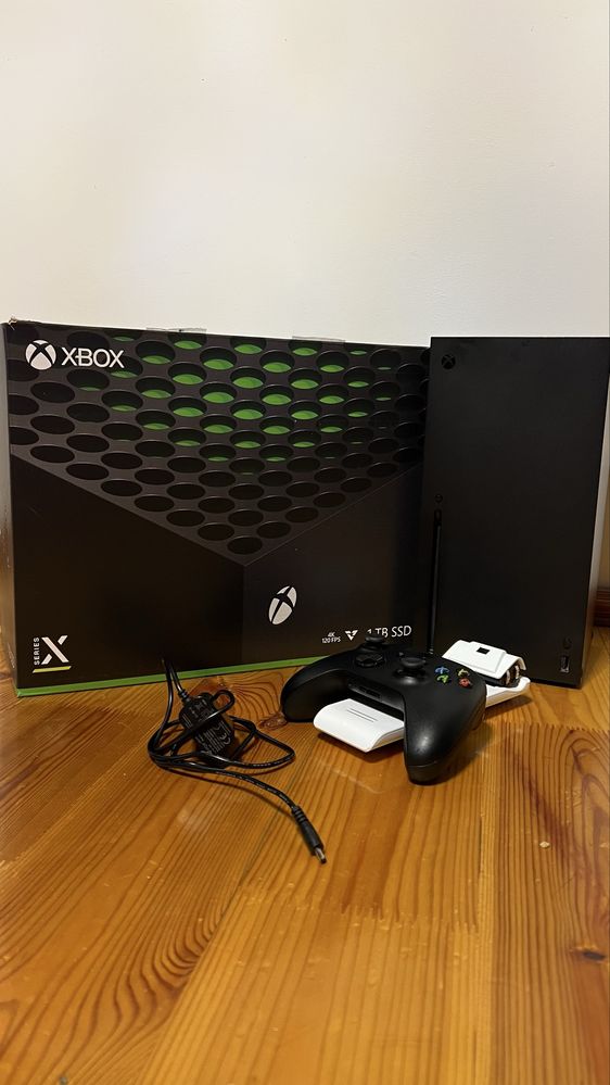 XBOX SERIES X + gry + pad + ładowarka, zestaw gotowy do gry
