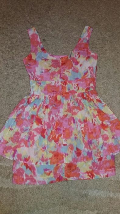 Kolorowa różowa sukienka NEW LOOK rozmiar 36 - 38. Z baskinką WESELE