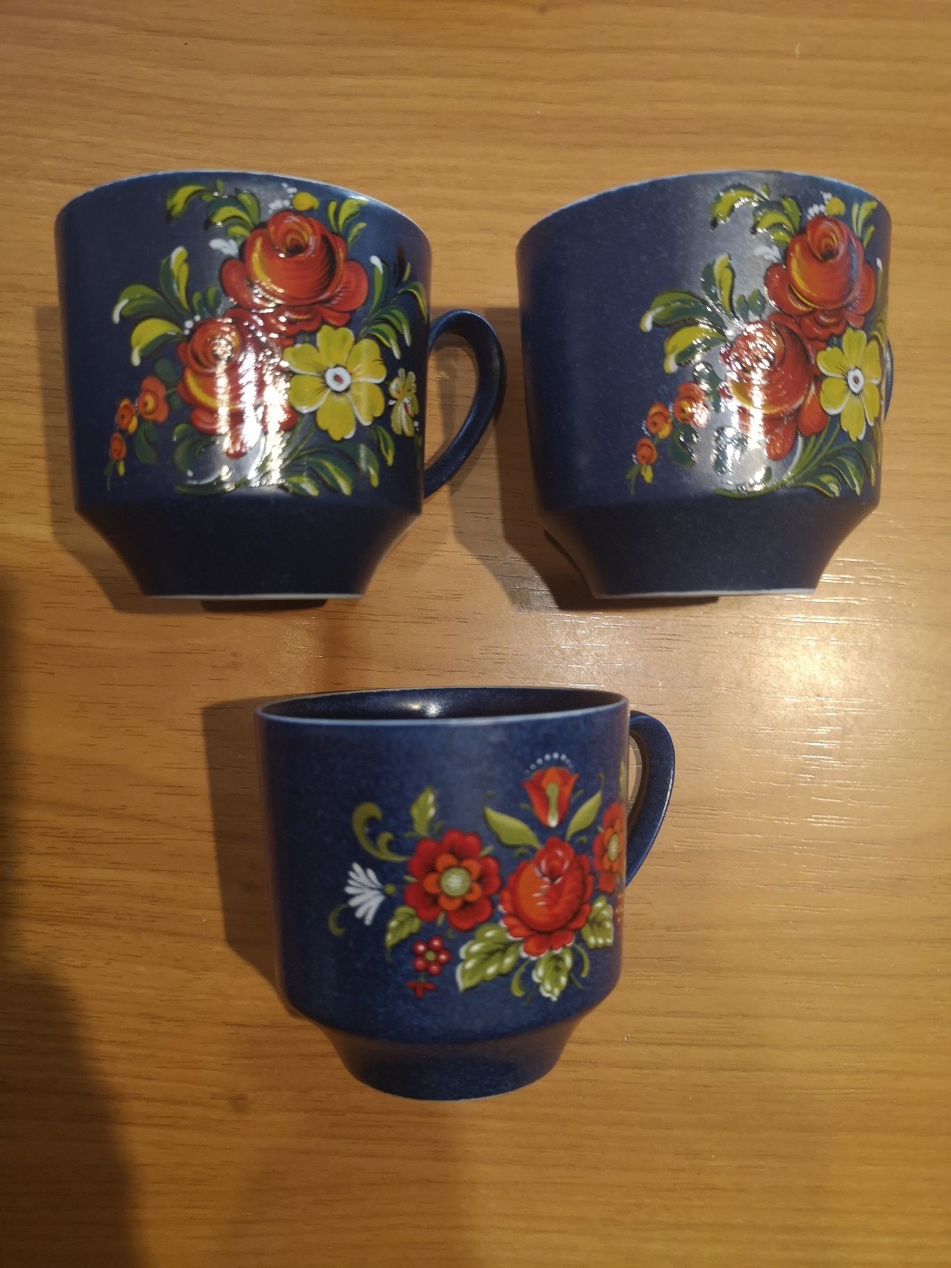 Zestaw 6 starych filiżanek z podstawkami, porcelit