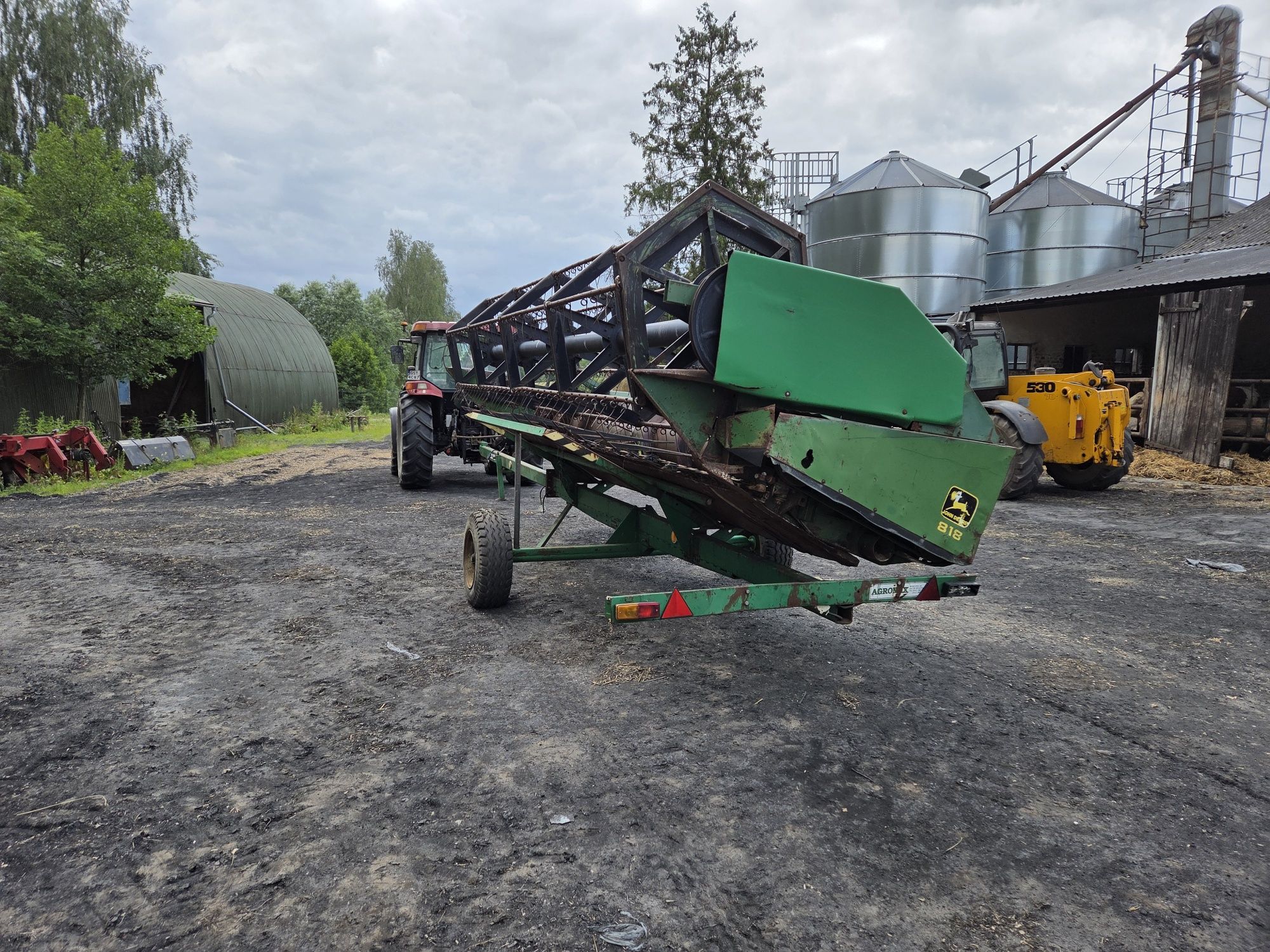 Heder John Deere 818 z wózkiem