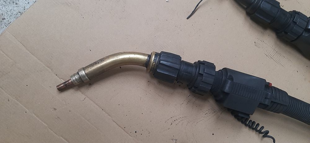 Uchwyt kabel do  robota  spawalniczego