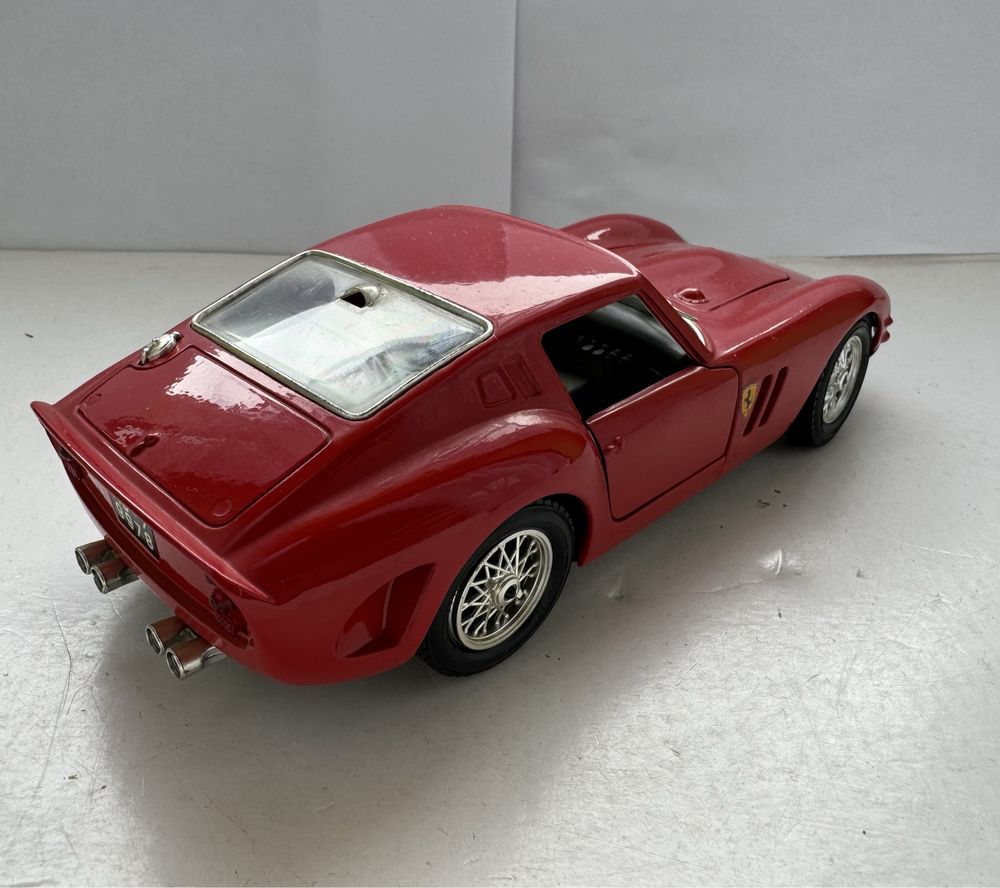 Model samochodu w skali 1:24 Ferrari GTO Bburago Burago