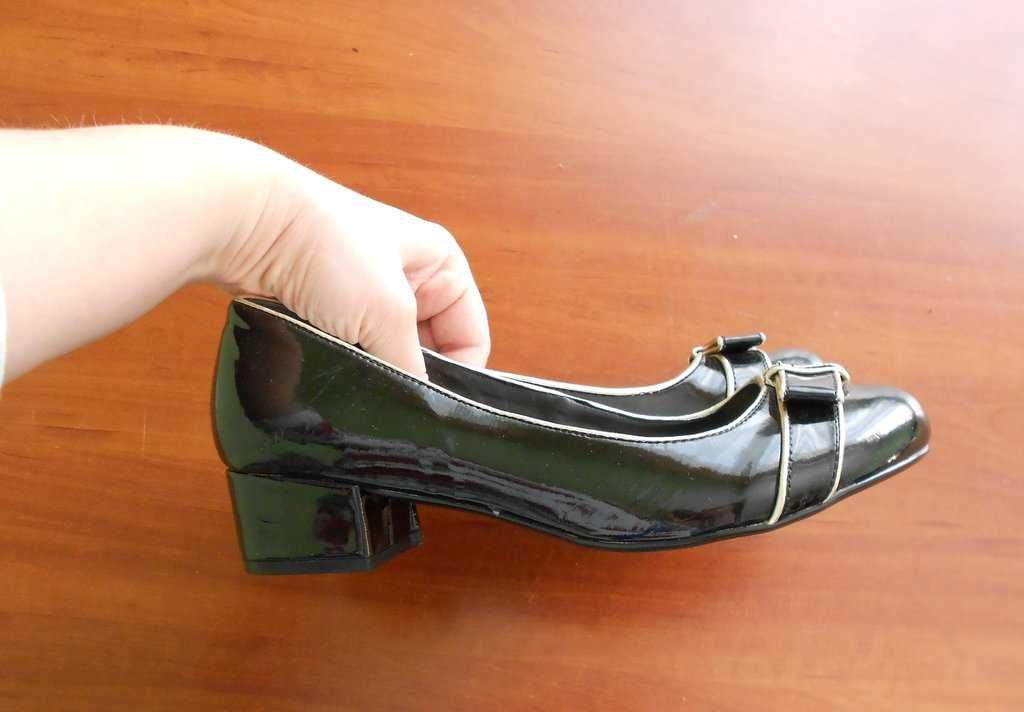 чорні лакові туфлі 25.8 см по устілці на маленькому каблучку