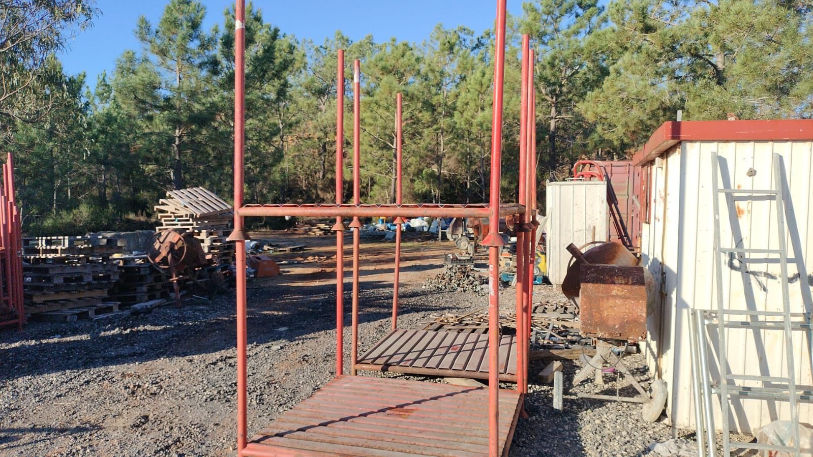 Cestos de arrumação para armazenar material construção civil