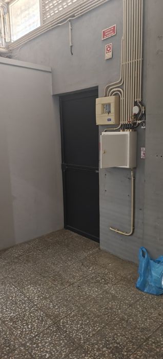 Partilho aluguer 87 m2 armazém
