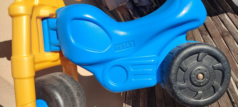 Mota kids Feber super prática leve resistente confortável como nova