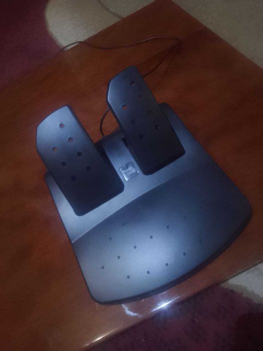 Ігровий руль з педалями