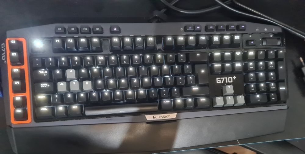 Teclado logitech G710+