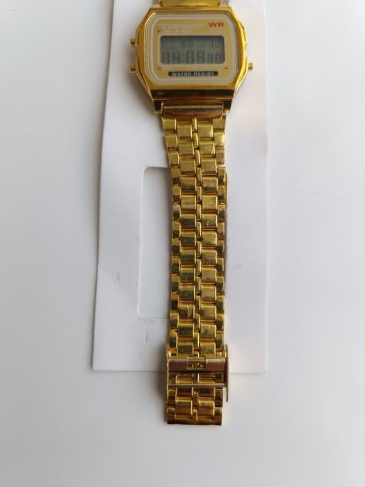 Relógio digital estilo Casio novo dourado