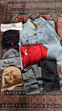 Czapki zimowe, spodnice, koszulki i jeansowa kurtka