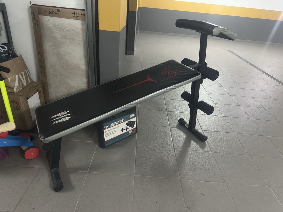 Banco de abdominais e halteres