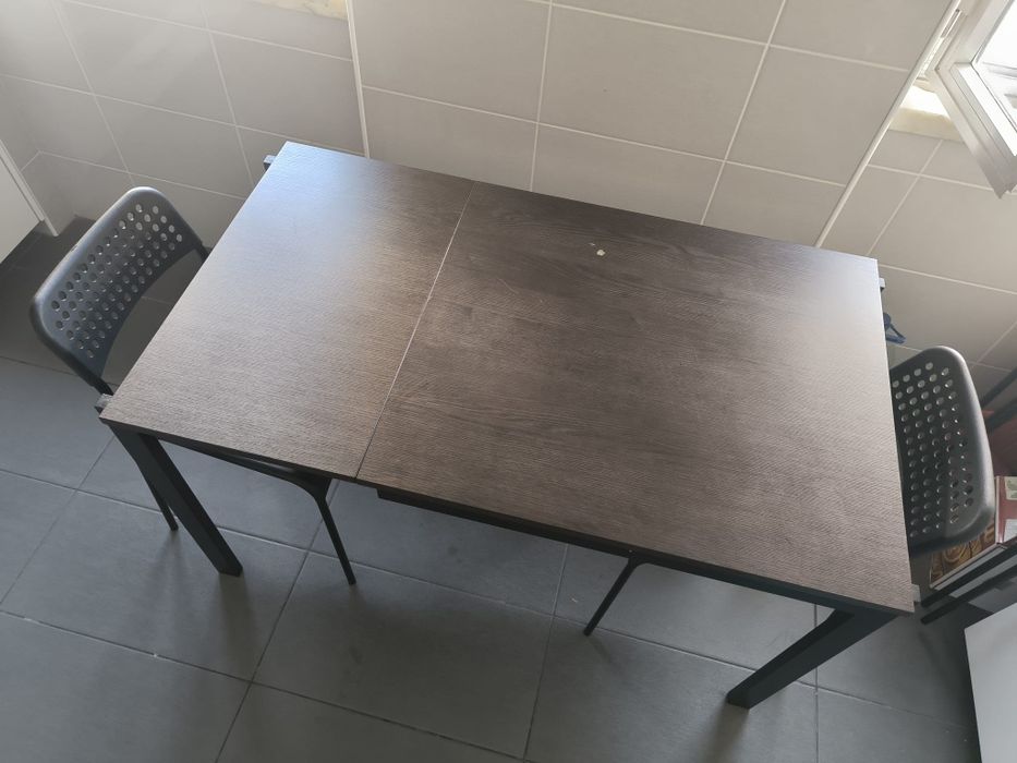 Mesa de madeira com 4 cadeiras