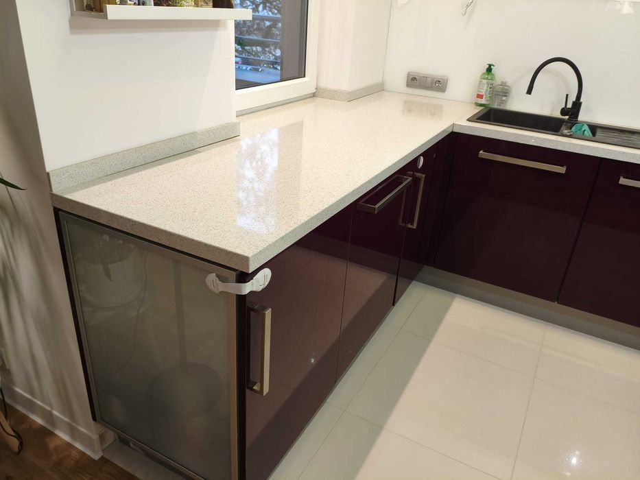 Zabudowa kuchenna wraz ze zmywarką, płytą gazową i piekarnikiem.