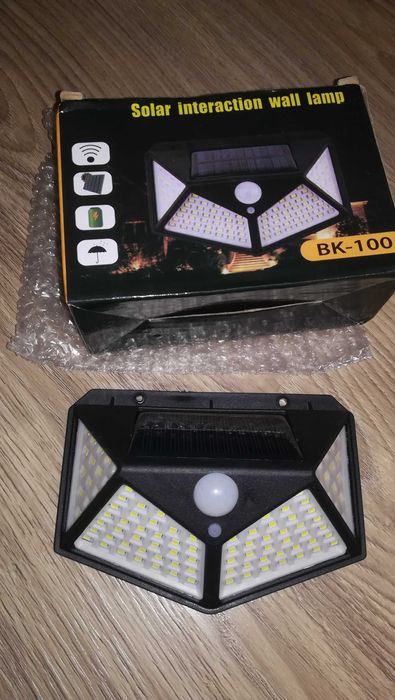 Ліхтар прожектор на сонячній батареї з датчиком руху.