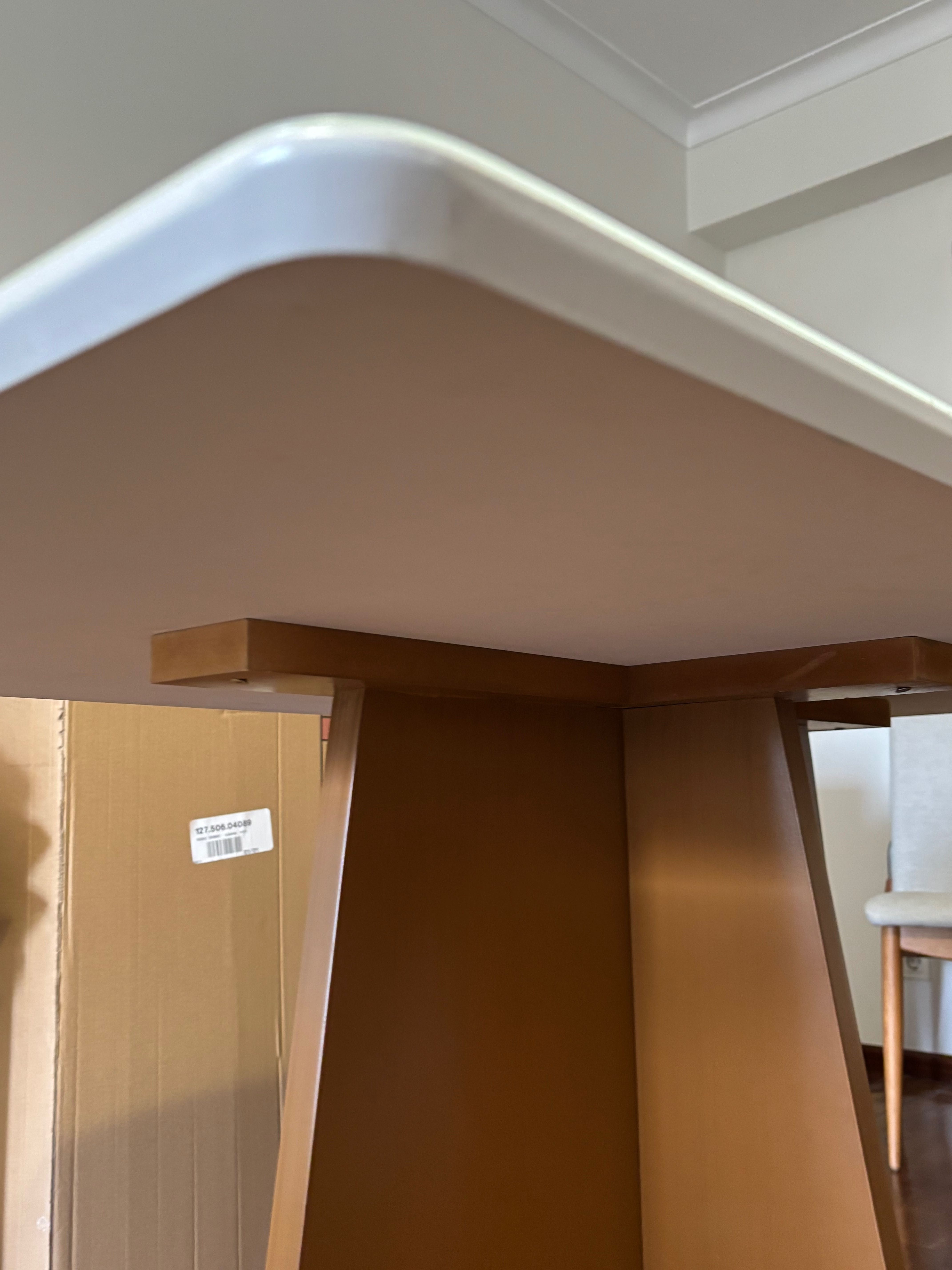 Mesa de sala com tampo em vidro