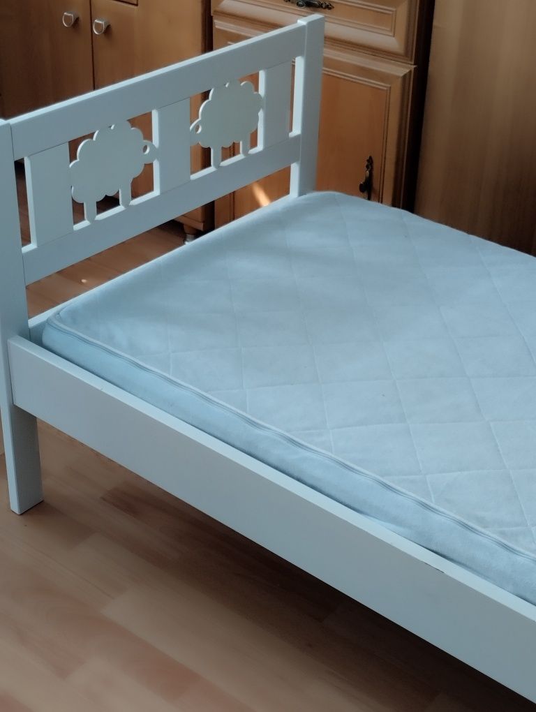 Śliczne łóżko dziecięce +extra materac