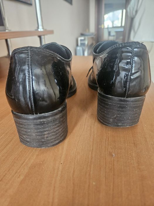 Лаковані дербі.Зроблені в Італії з натуральної шкіри , на підборах. 38