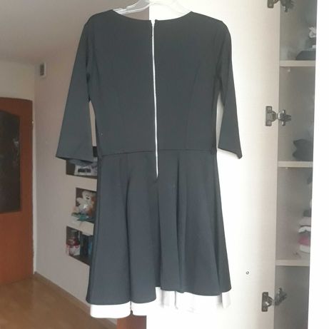 Czarna sukienka z lamówką i zamkiem na plecach Rozm. 40 L długość mini
