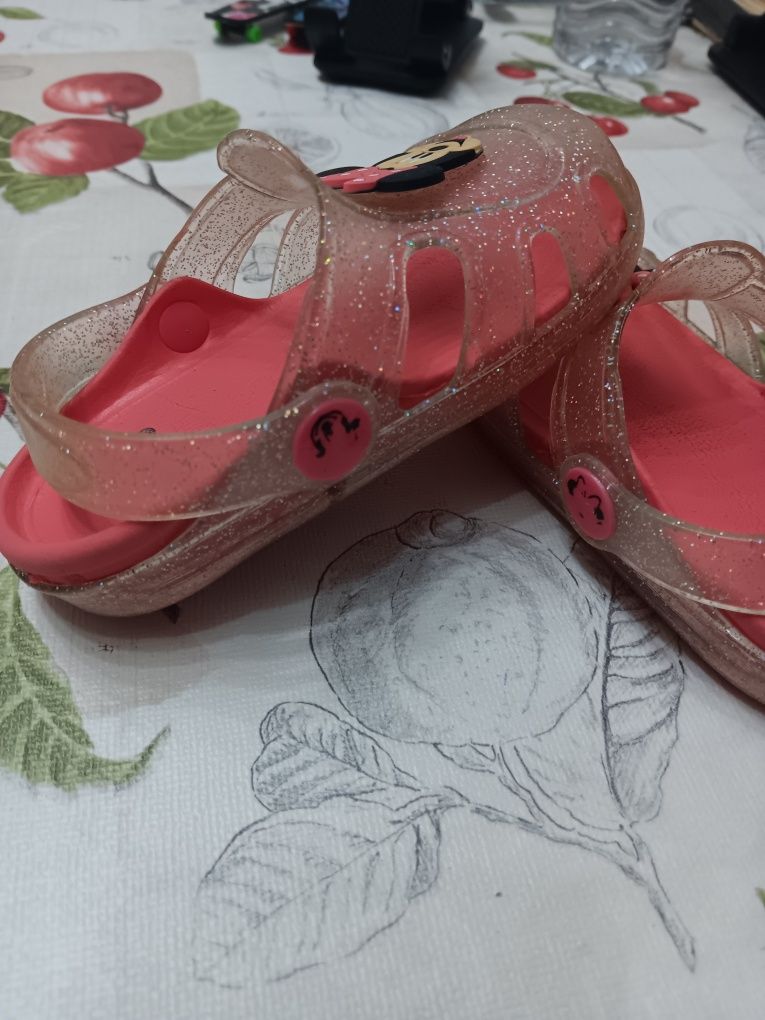 Crocs / Chinelos Brilhantes da Minie