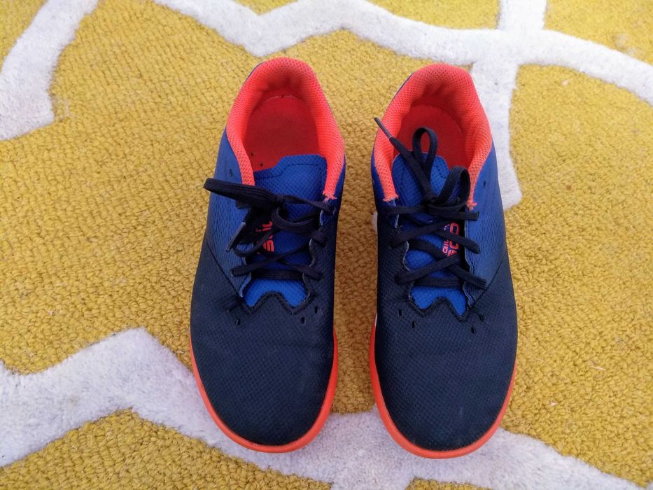 Chuteiras Kipsta, Agility 500, tamanho 35, terreno duro