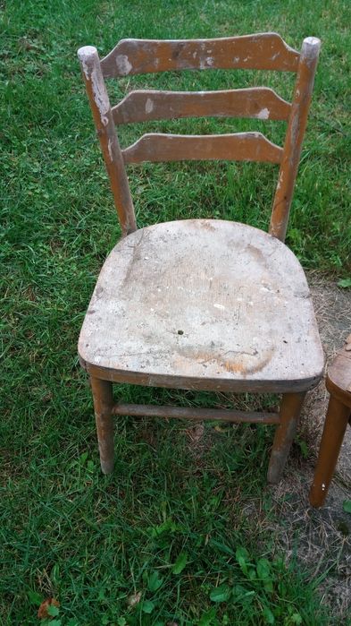 68. Stare krzesła do renowacji z czasów PRL-u -2 sztuki