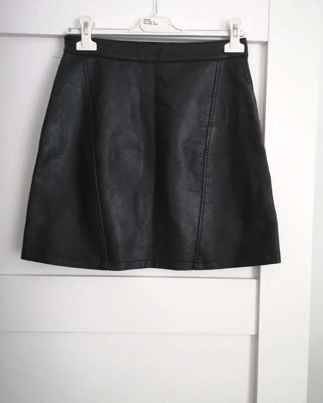 Zara czarna skórzana spódniczka S mini basic